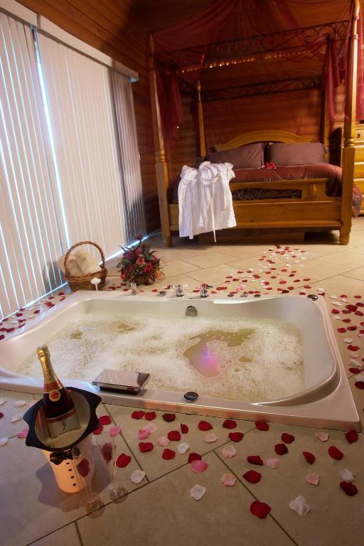 Serenity Springs - Michigan City Hotel Springfield Room photo